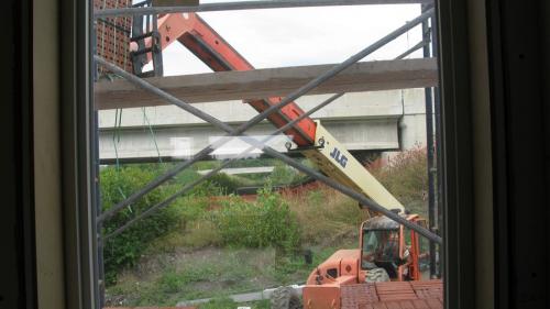 2013-09-11 brick-lifting-to-scaffolds