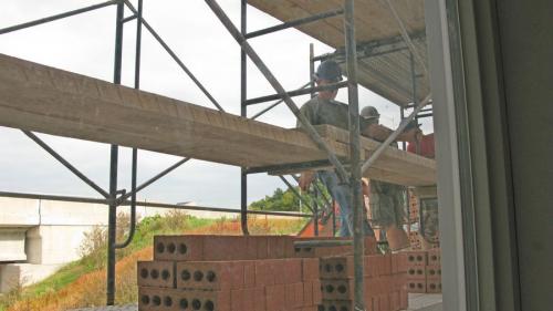 2013-09-11 bricklayers-through-window